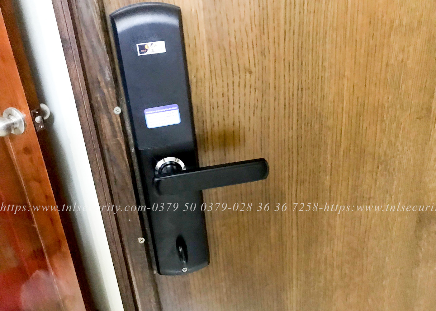 Lap-dat-khoa-van-tay-cua-go-cho-chung-cu-tai-TpHCM